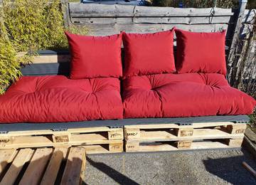 Pallet cushion set in the color Bora Bordeaux