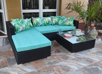 Palette seat cushions in the color Moma Turquoise with matching decorative cushions in the color Borneo Lagon
